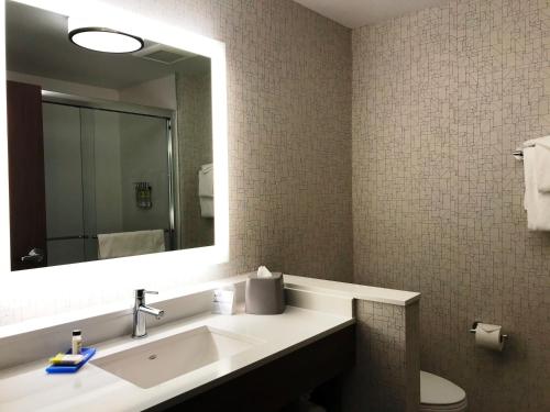 holiday inn express and suites phoenix airport no