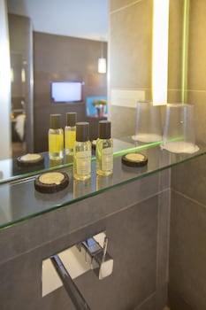 hotel lumieres montmartre paris