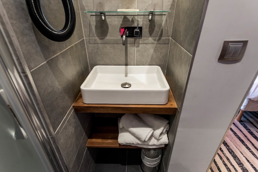 hotel lumieres montmartre paris