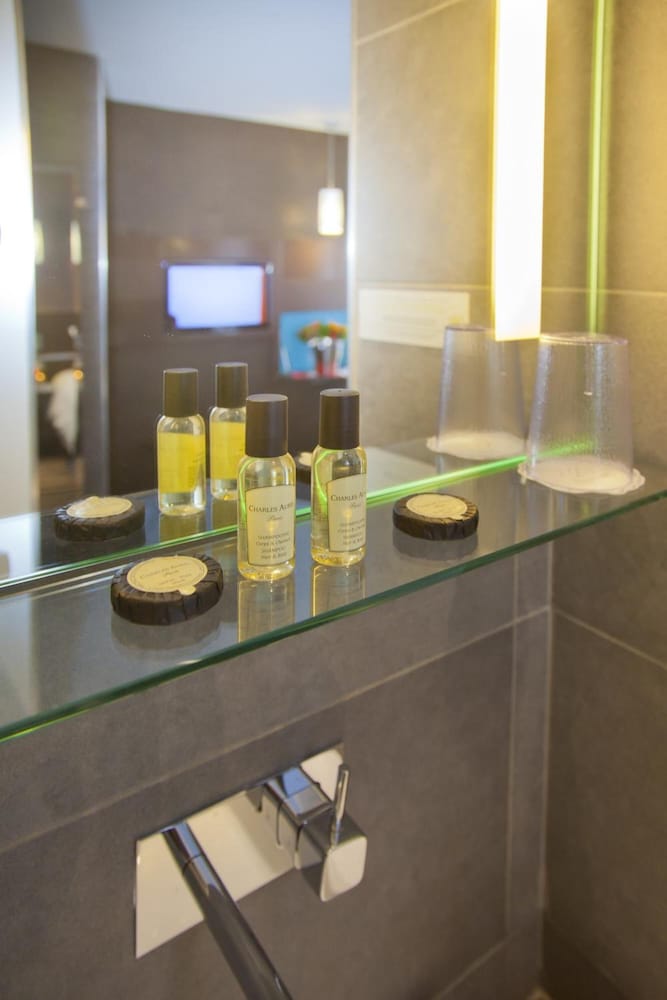 hotel lumieres montmartre paris