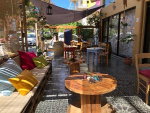 rodos backpackers