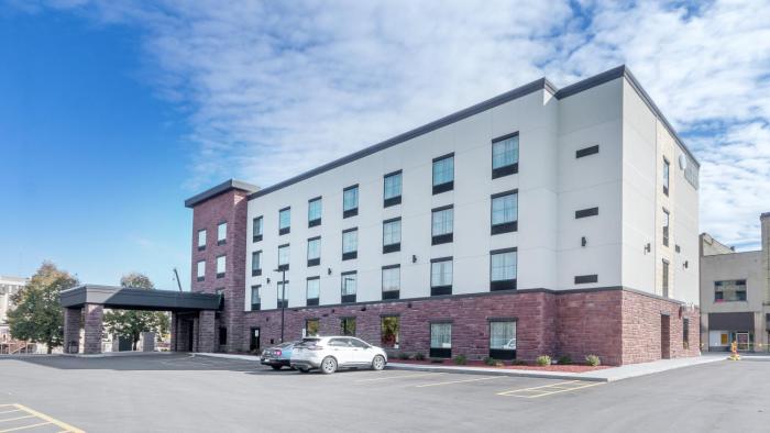 Cobblestone Hotel And Suites Janesville