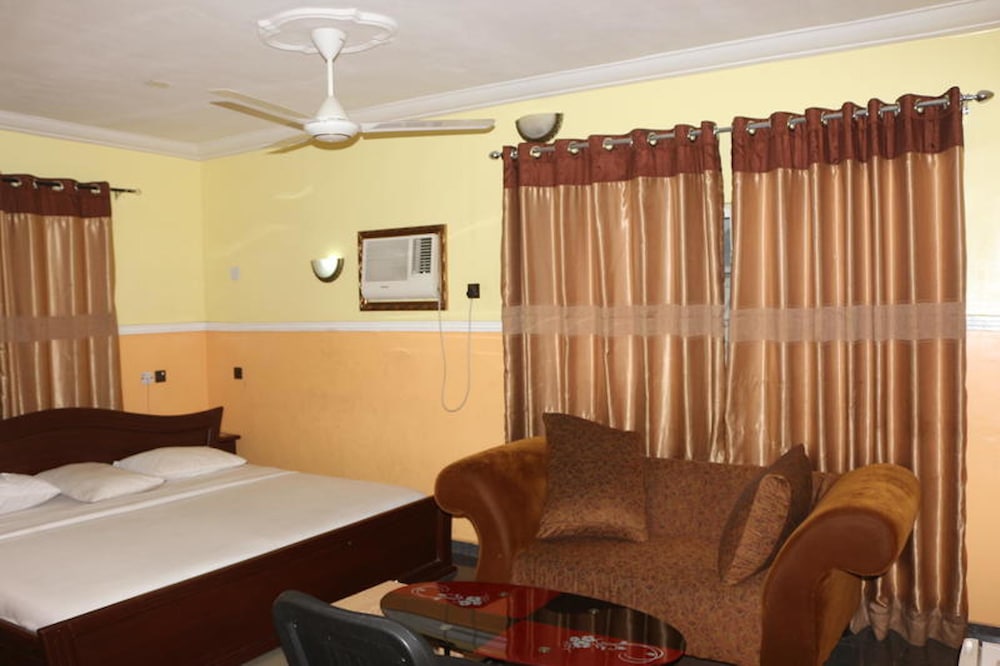 lifeline hotel and suites