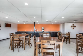 econo lodge neenah