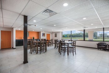 econo lodge neenah