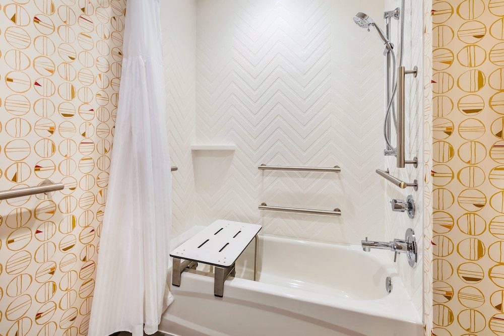holiday inn and suites toledo southwest perrysburg