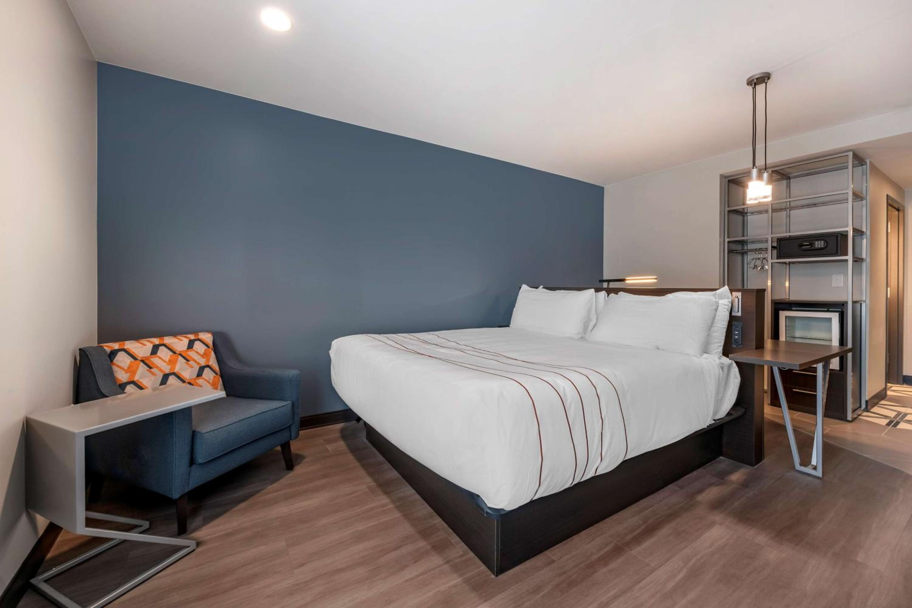 holiday inn and suites toledo southwest perrysburg