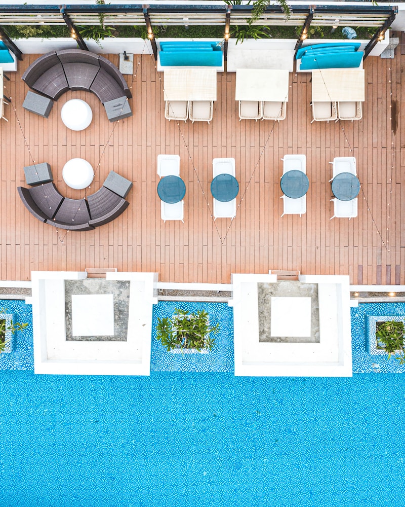 ferra hotel and garden suites