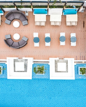 ferra hotel and garden suites