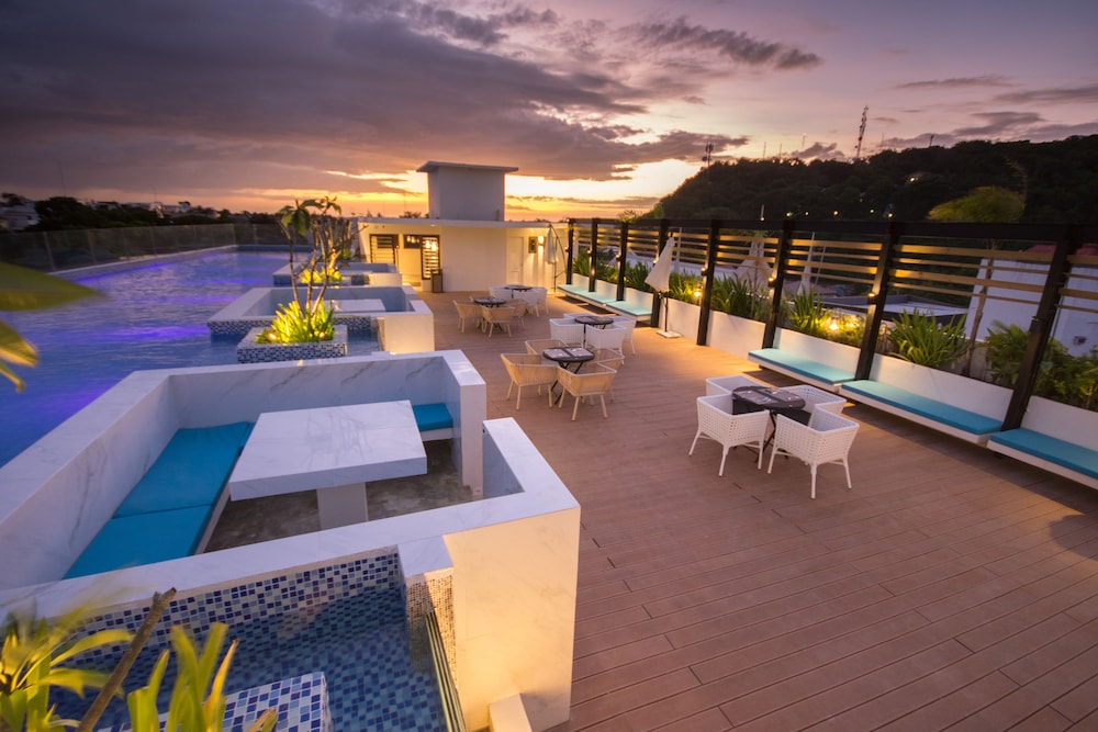 ferra hotel and garden suites