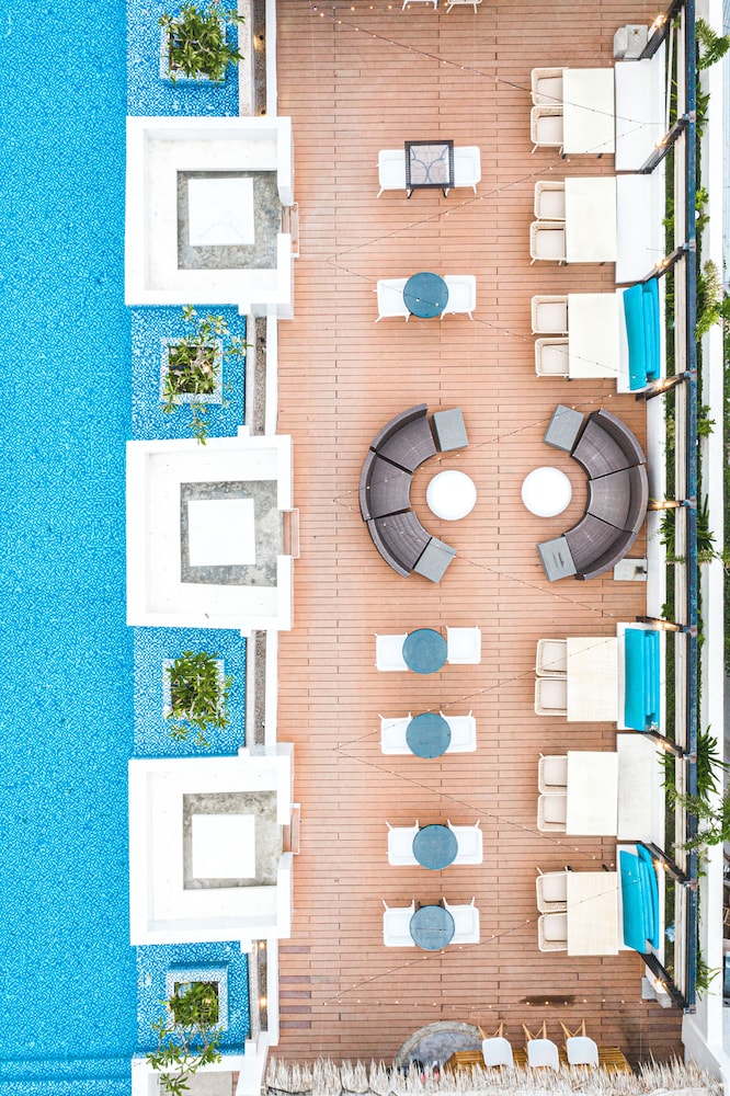 ferra hotel and garden suites