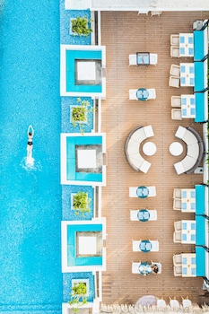 ferra hotel and garden suites