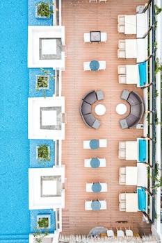 ferra hotel and garden suites