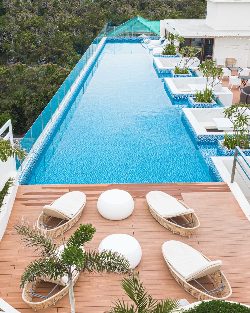 ferra hotel and garden suites