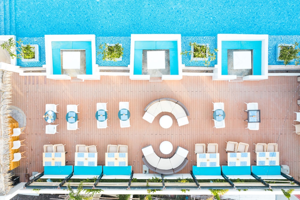 ferra hotel and garden suites