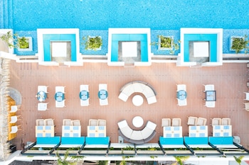 ferra hotel and garden suites