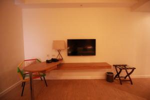 ferra hotel and garden suites