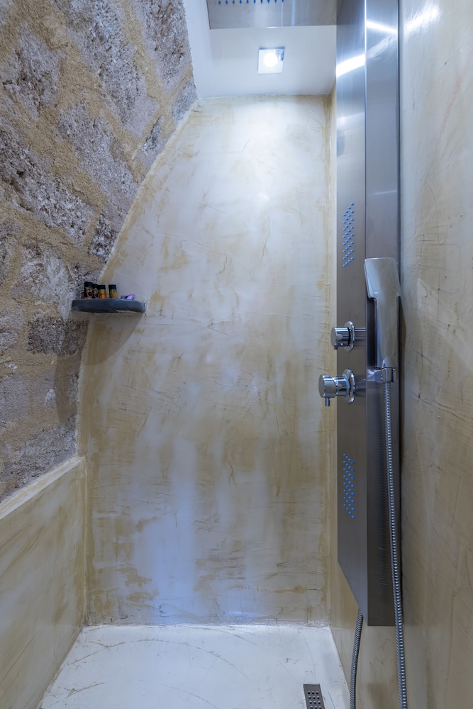 10gr boutique hotel and wine bar