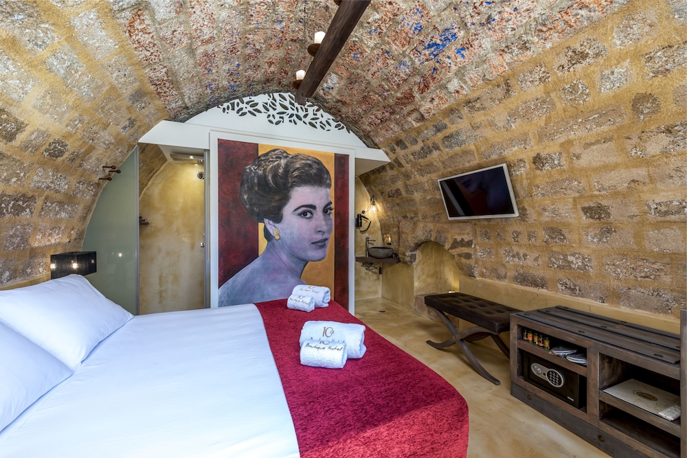 10gr boutique hotel and wine bar