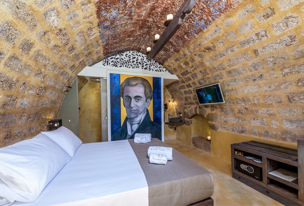 10gr boutique hotel and wine bar