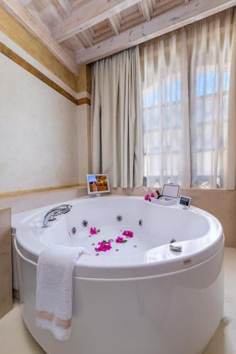 10gr boutique hotel and wine bar