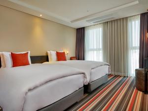 hotel alice and trunk