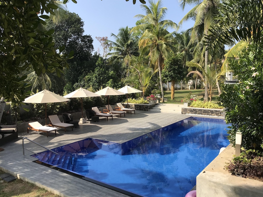 tropical house jungleside villa
