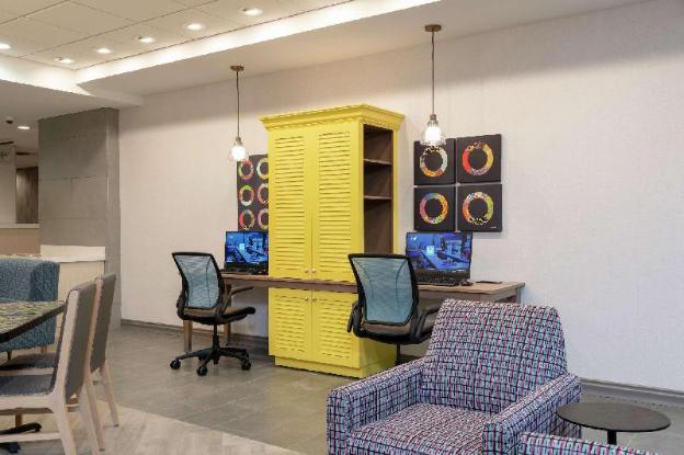 home2 suites by hilton indianapolis airport