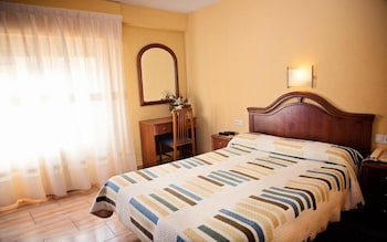 hostal guzman el bueno by gaiarooms