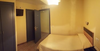 hostal guzman el bueno by gaiarooms