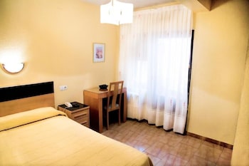 hostal guzman el bueno by gaiarooms