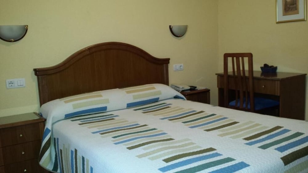 hostal guzman el bueno by gaiarooms