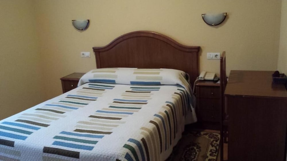 hostal guzman el bueno by gaiarooms