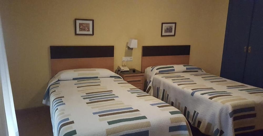 hostal guzman el bueno by gaiarooms