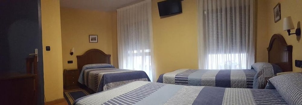 hostal guzman el bueno by gaiarooms