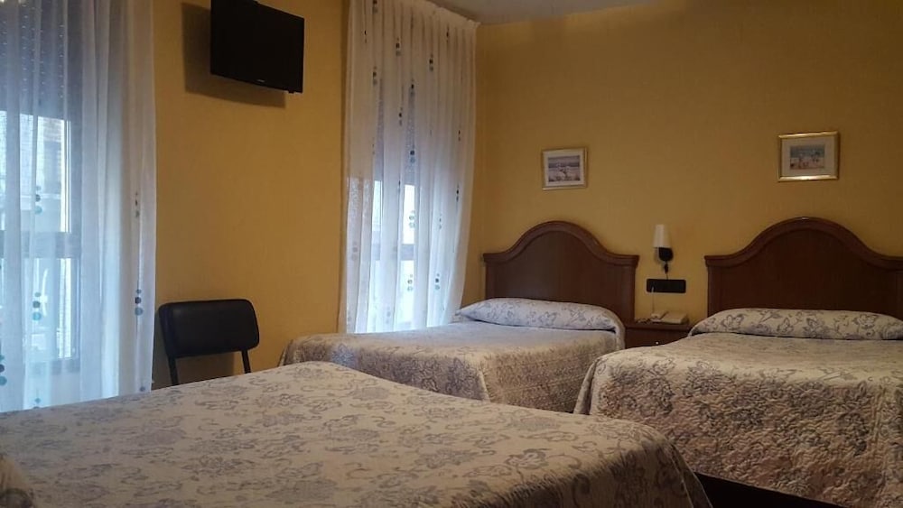 hostal guzman el bueno by gaiarooms