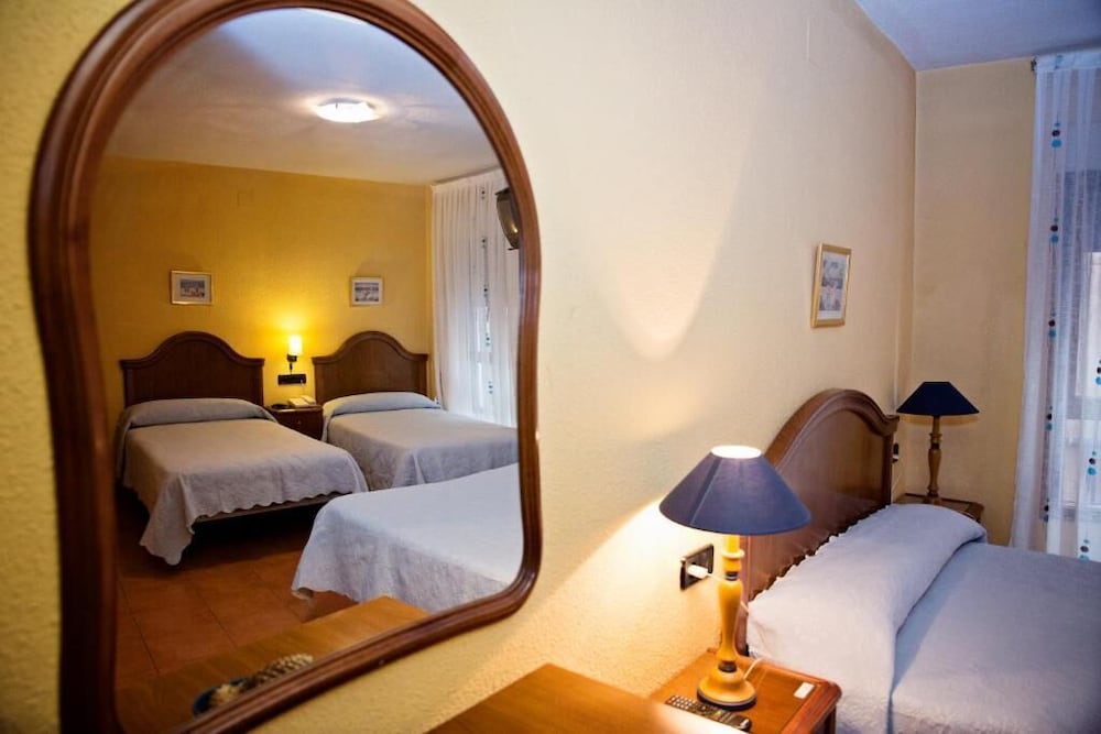 hostal guzman el bueno by gaiarooms