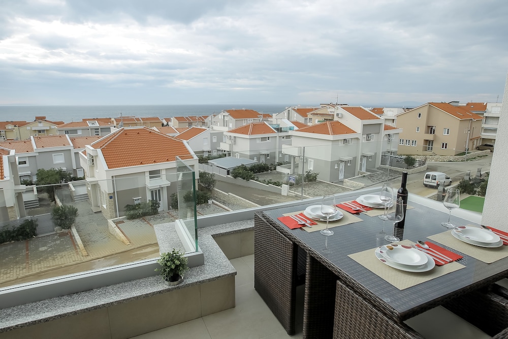 apartments tomana
