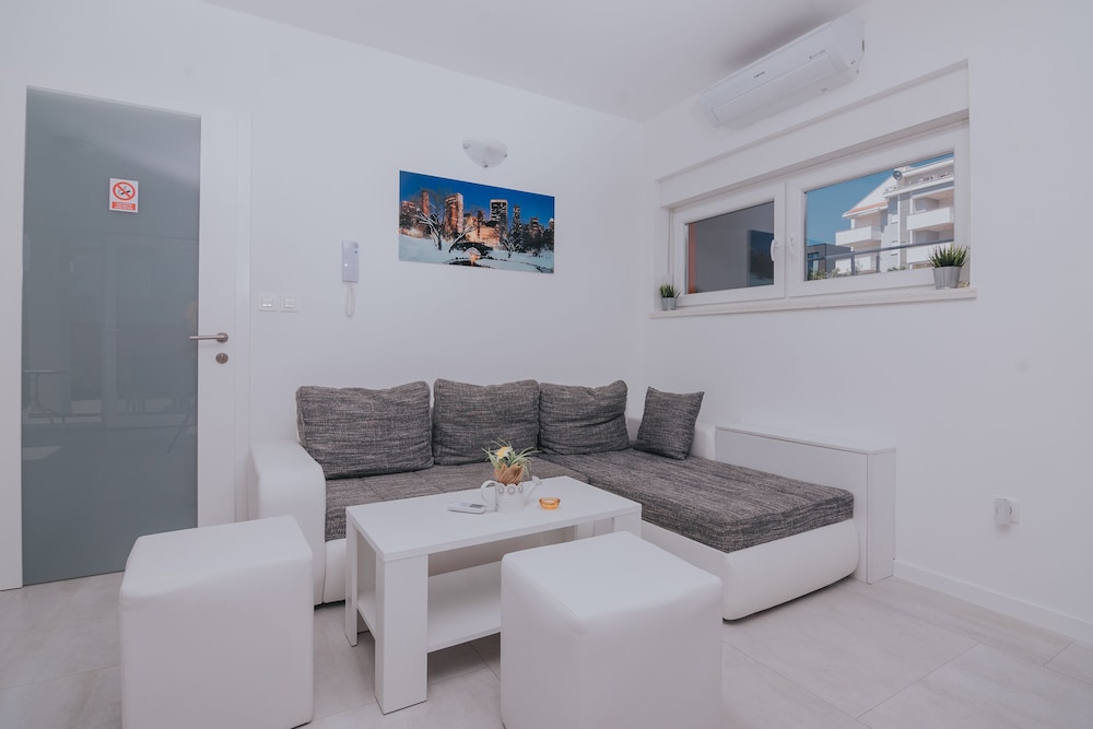 apartments tomana