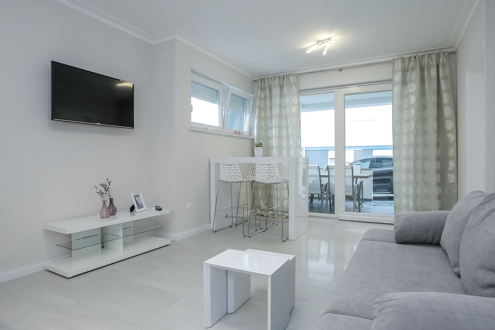 apartments tomana