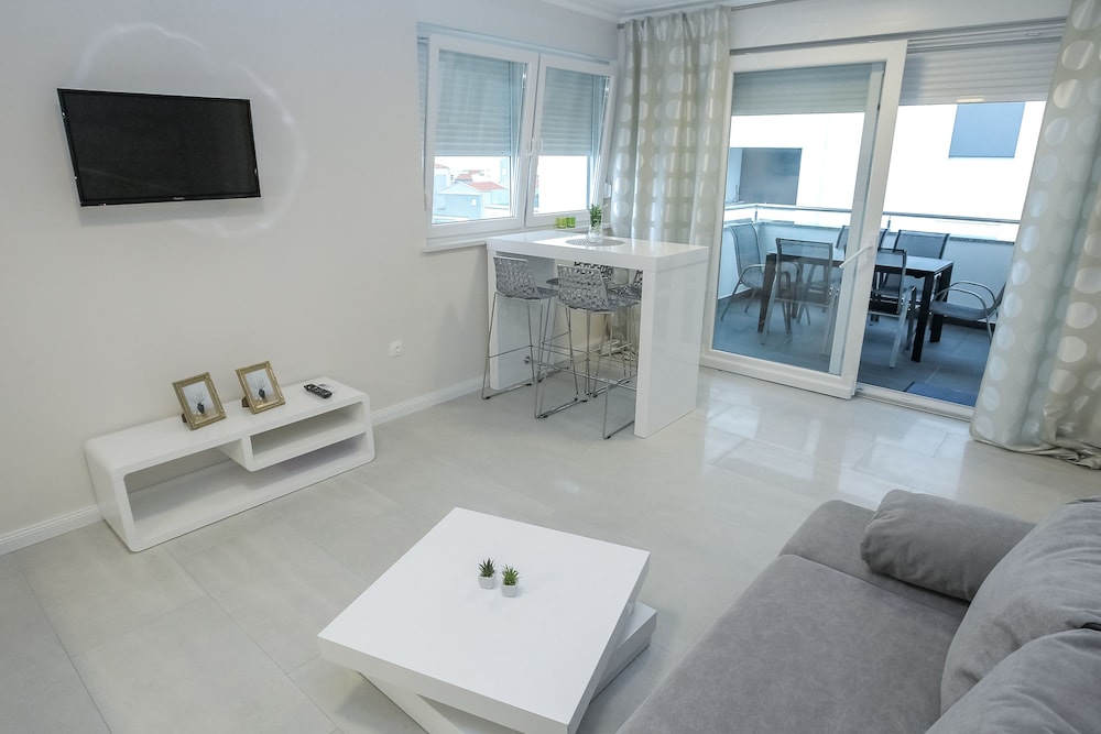 apartments tomana