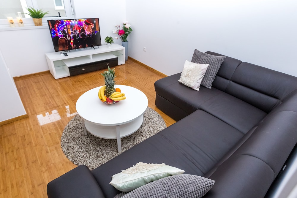 apartments tomana