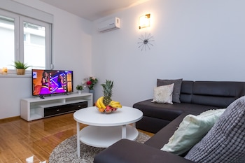 apartments tomana