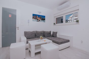 apartments tomana