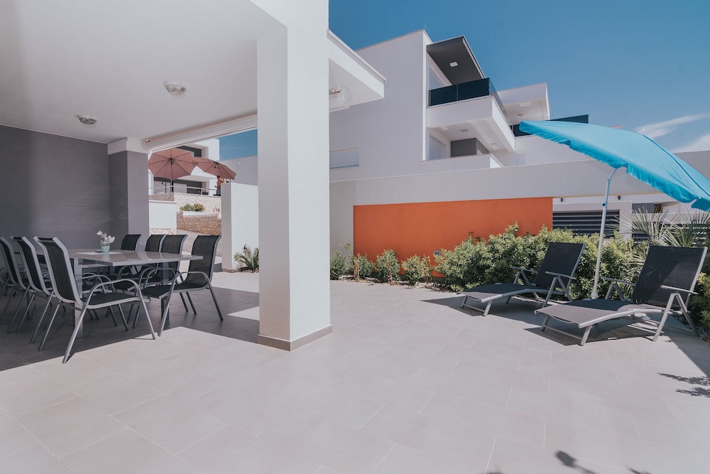 apartments tomana