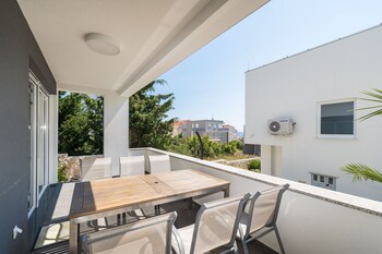 apartments tomana