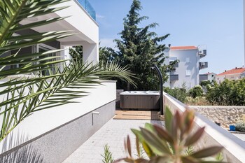 apartments tomana