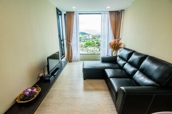 marina travellers suite sky karamunsing