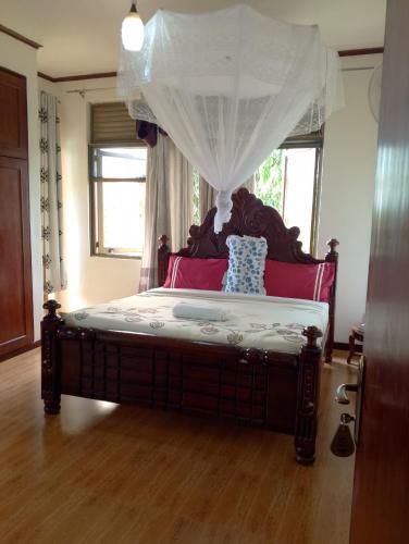 discovery courts hotel