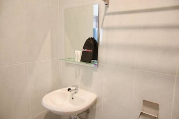 reddoorz plus near unimed medan